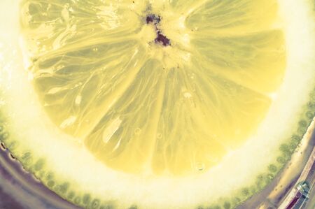 Rodajas de limon agua beneficios con
